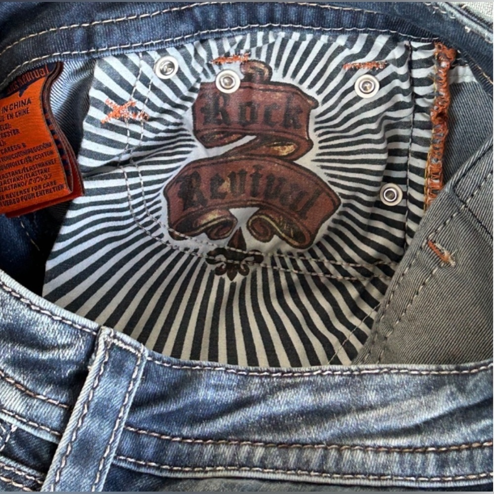 NWOT Rock Revival Jeans Style Caress
Size 28 - Picture 10 of 12